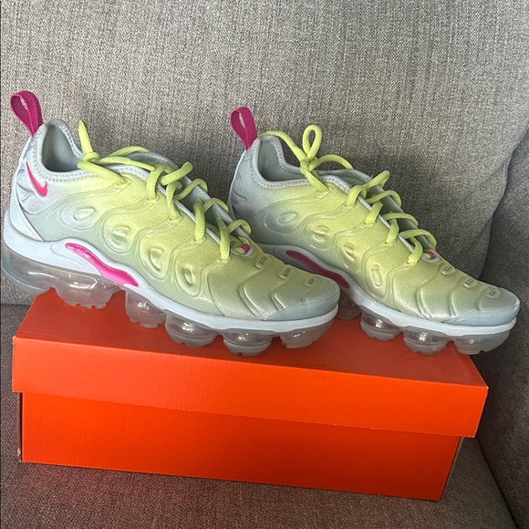 Nike Air VaporMax Plus in Lime and Pink - Picture 1 of 1